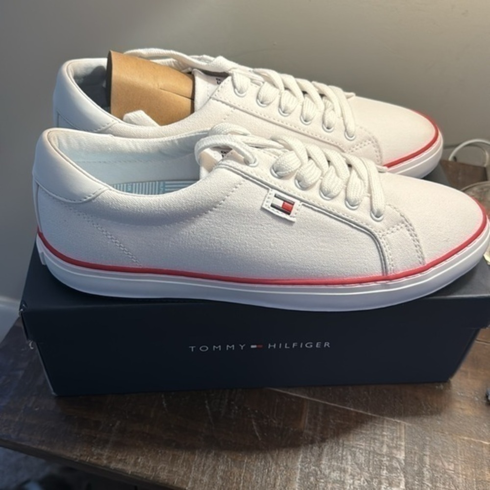 Tommy Hilfiger Women's Laddi 2 Sneakers.